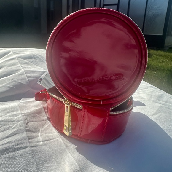 MARC JACOBS Mini Red Patent Leather Crossbody Circle Canteen Bag w/makeup - Picture 6 of 11